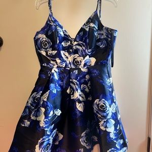 Windsor Blue flower dress with cross back and pockets!